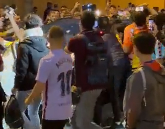 Fan Barca tấn công Koeman sau trận El Clasico - Bóng Đá