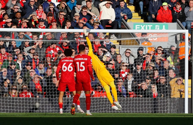 Alisson "làm nền" cho siêu phẩm của Mwepu.