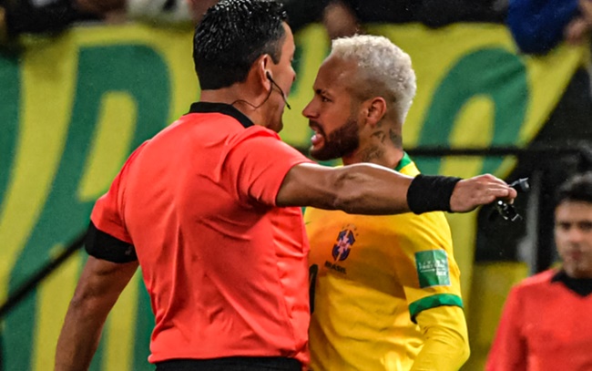 Neymar avoids a red card following a chest bump with referee - Bóng Đá