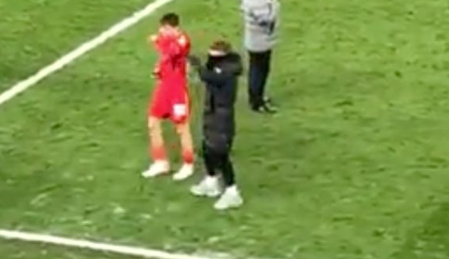 Harvey Elliott's reaction to Tyler Morton's outstanding Liverpool debut caught on camera - Bóng Đá