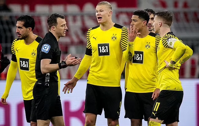 Jude Bellingham could be suspended for his verbal attack on referee Felix Zwayer  - Bóng Đá