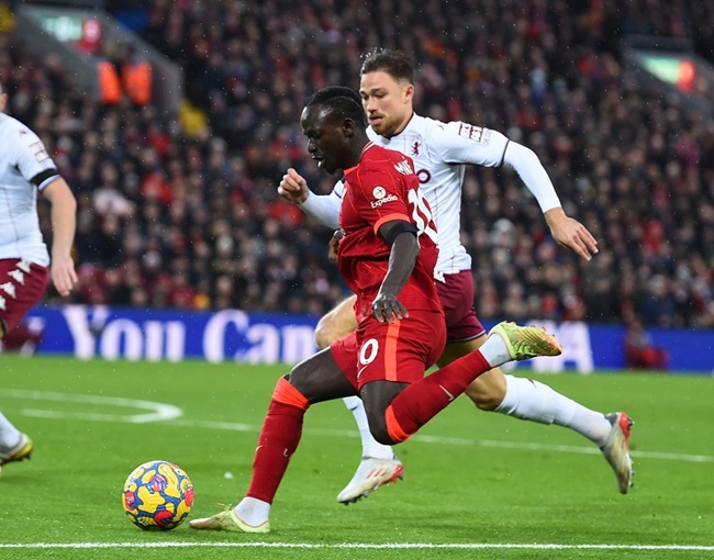 Liverpool dồn ép Aston Villa đến nghẹt thở.