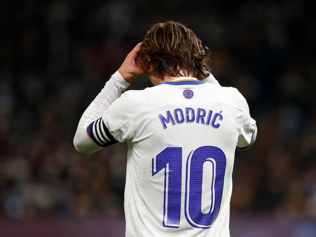 Manchester City 'table contract offer for Real Madrid's Luka Modric' - Bóng Đá
