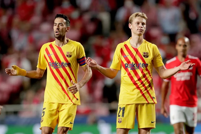 Ronald de Boer offers Barcelona advice on Frenkie de Jong & Sergio Busquets - Bóng Đá