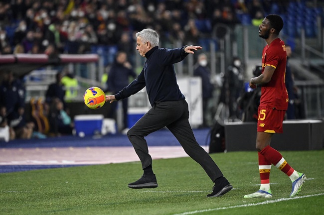 Mourinho phá vỡ im lặng về chiếc thẻ đỏ chế nhạo trọng tài - Bóng Đá