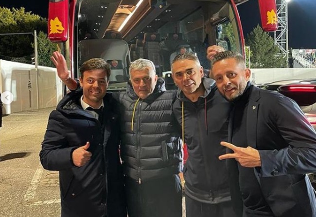 Mourinho trốn ở xe buýt xem chiến thắng nghẹt thở của Roma - Bóng Đá