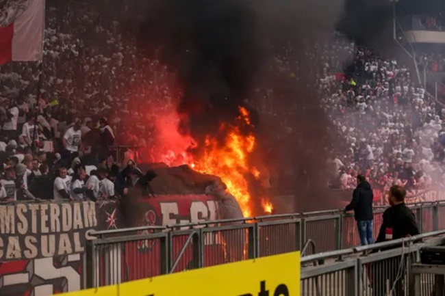 Fire breaks out inside packed Ajax stadium ahead of derby clash with Feyenoord - Bóng Đá