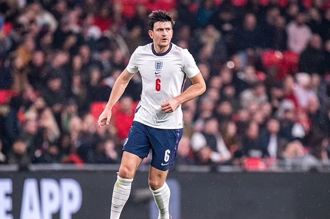Wayne Rooney leaps to the defence of Harry Maguire after he was targeted by Wembley boo boys  - Bóng Đá