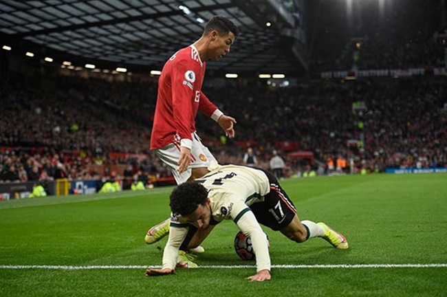 Sao West Ham tái hiện hình ảnh xấu chơi của Ronaldo - Bóng Đá