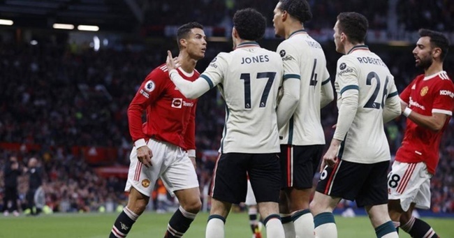 Sao West Ham tái hiện hình ảnh xấu chơi của Ronaldo - Bóng Đá