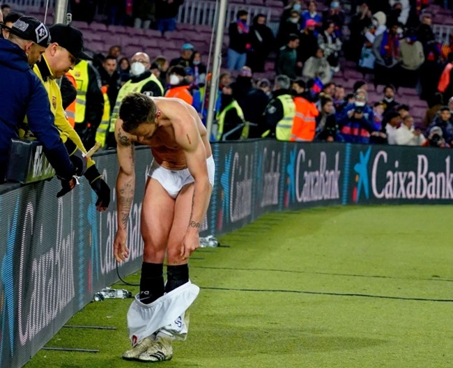 Ivan Rakitic strips down to just his underwear on pitch - Bóng Đá