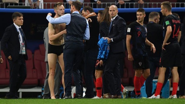 Ivan Rakitic strips down to just his underwear on pitch - Bóng Đá