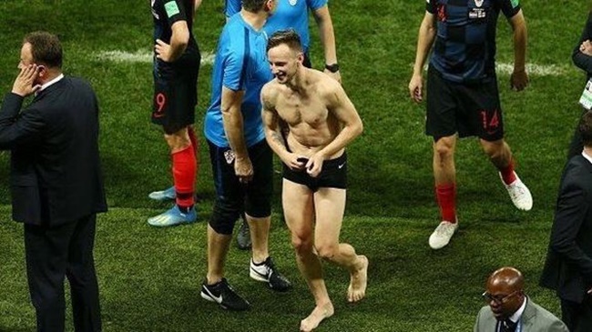 Ivan Rakitic strips down to just his underwear on pitch - Bóng Đá