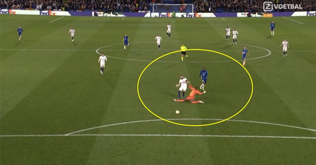 Đối diện Benzema, các thủ môn bị át vía khó hiểu - Bóng Đá