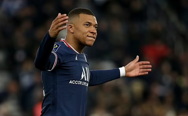 Paris Saint-Germain 'have offered Kylian Mbappe £125MILLION over two seasons - Bóng Đá