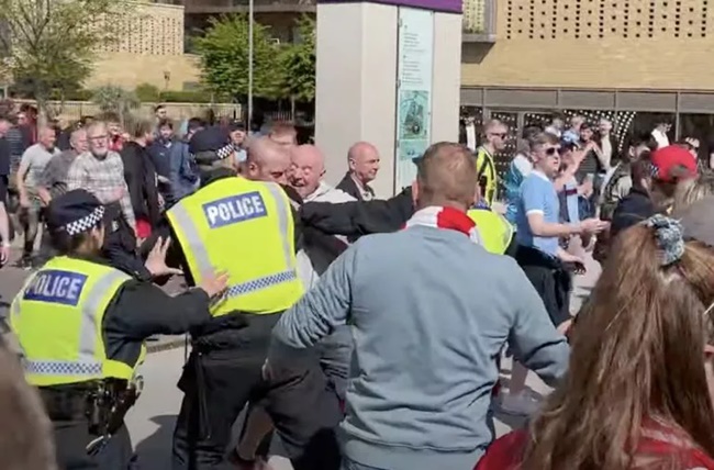Shocking scenes at Wembley as Man City and Liverpool fans clash - Bóng Đá