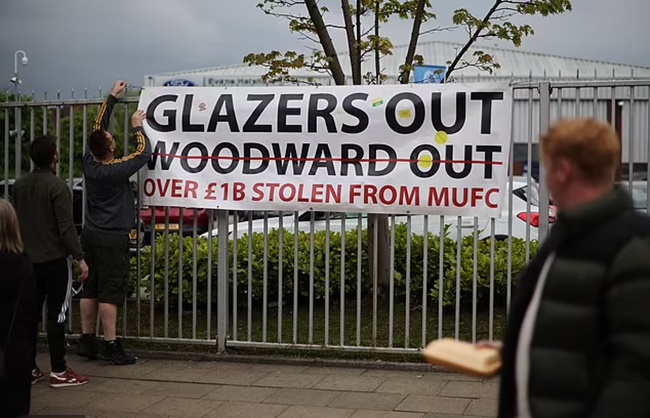 Cảnh tưởng CĐV Man Utd làm loạn khi gặp Brentford - Bóng Đá