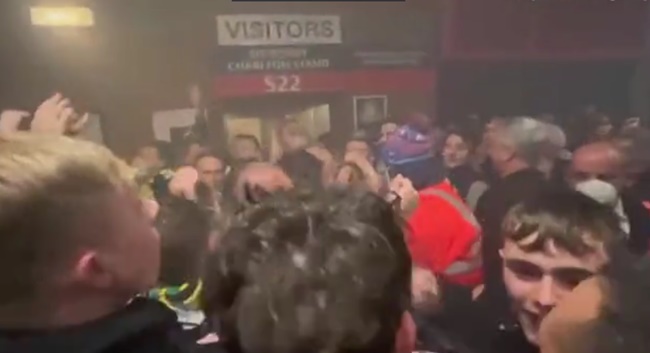 Cảnh tưởng CĐV Man Utd làm loạn khi gặp Brentford - Bóng Đá