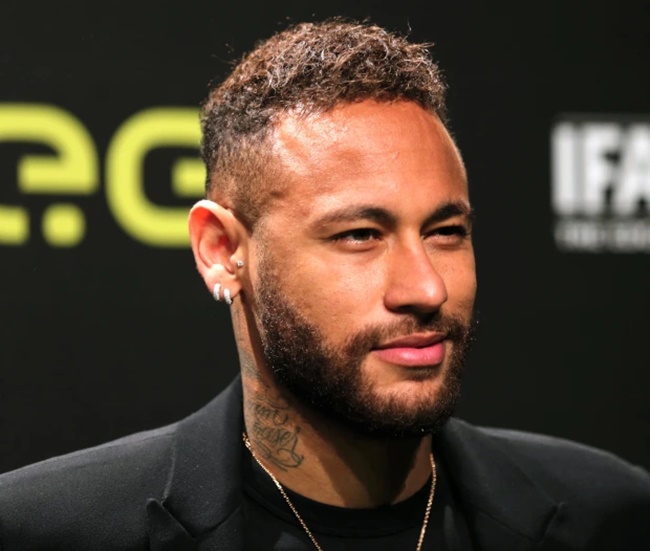Neymar sành điệu đi sự kiện bên cạnh 