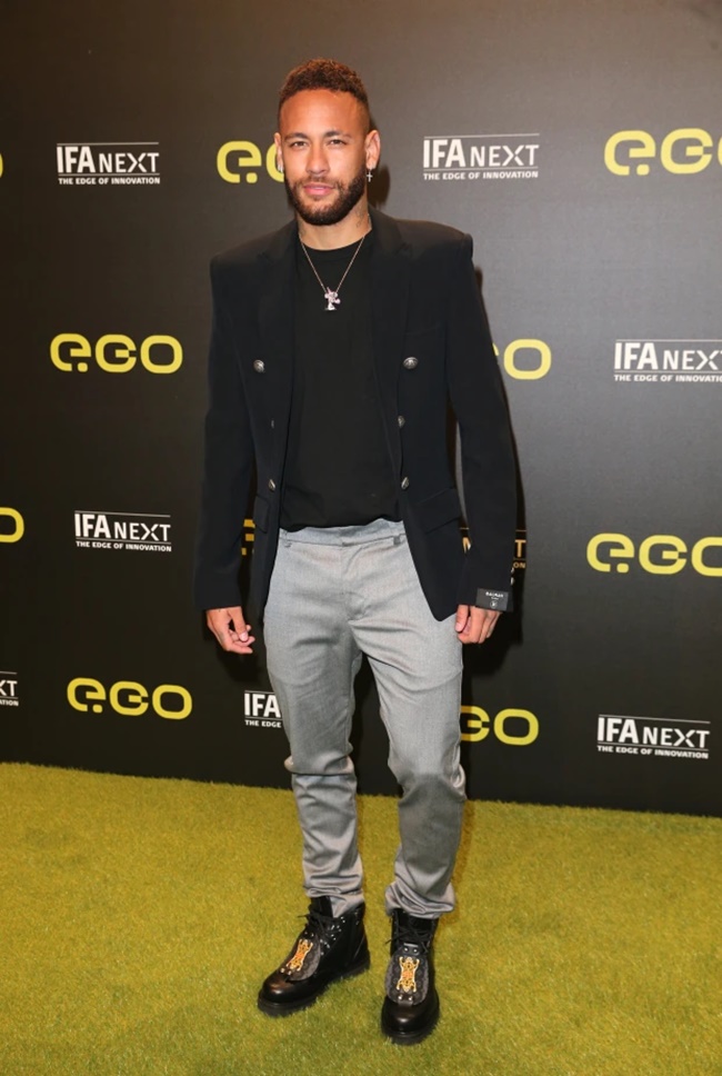 Neymar sành điệu đi sự kiện bên cạnh 