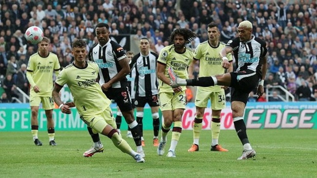 Khoảnh khắc rùng rợn của sao Newcastle trong trận thắng Arsenal - Bóng Đá