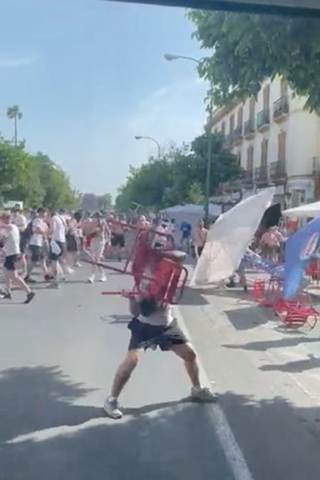 ‘Chiến tranh’’ xuất hiện tại Sevilla - Bóng Đá