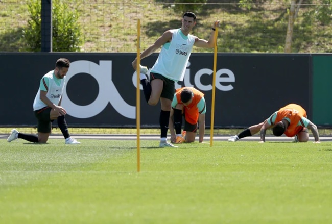 Quên đi Ten Hag, Ronaldo tươi rói ở đội tuyển Bồ Đào Nha - Bóng Đá