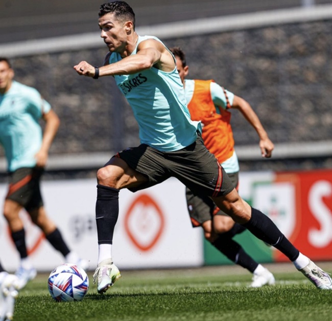 Quên đi Ten Hag, Ronaldo tươi rói ở đội tuyển Bồ Đào Nha - Bóng Đá