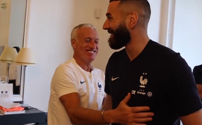 Phản ứng của Benzema khi chạm mặt Mbappe ở tuyển Pháp  - Bóng Đá