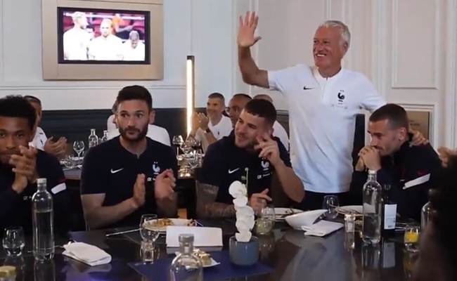 Phản ứng của Benzema khi chạm mặt Mbappe ở tuyển Pháp  - Bóng Đá