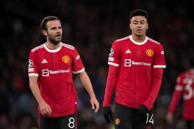 Man Utd không cần vung tiền mua người thay Lingard và Mata.