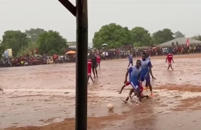 Mane lội bùn đá bóng tại quê nhà Senegal - Bóng Đá