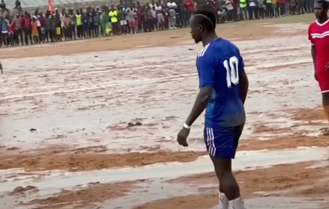 Mane lội bùn đá bóng tại quê nhà Senegal - Bóng Đá