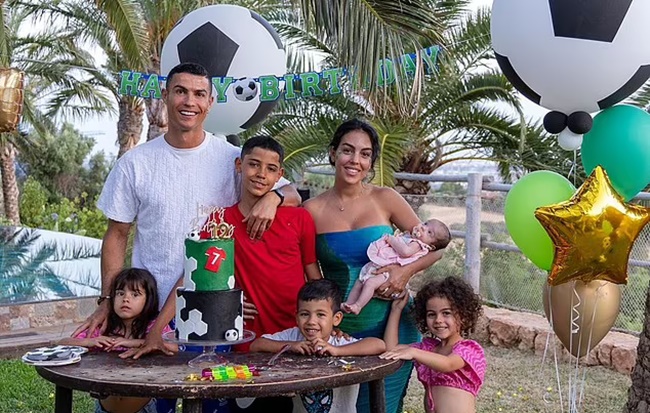 Ronaldo tổ chức tiệc sinh nhật cho quý tử - Bóng Đá