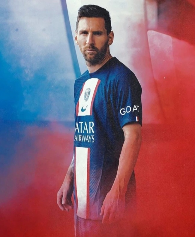 Lionel Messi poses in new PSG kit - Bóng Đá
