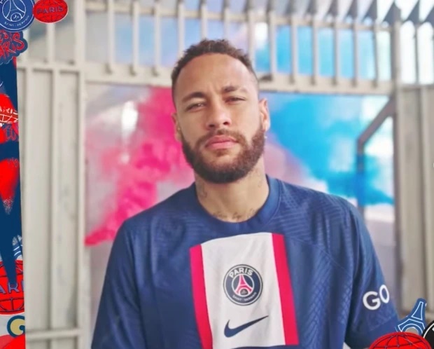 Lionel Messi poses in new PSG kit - Bóng Đá