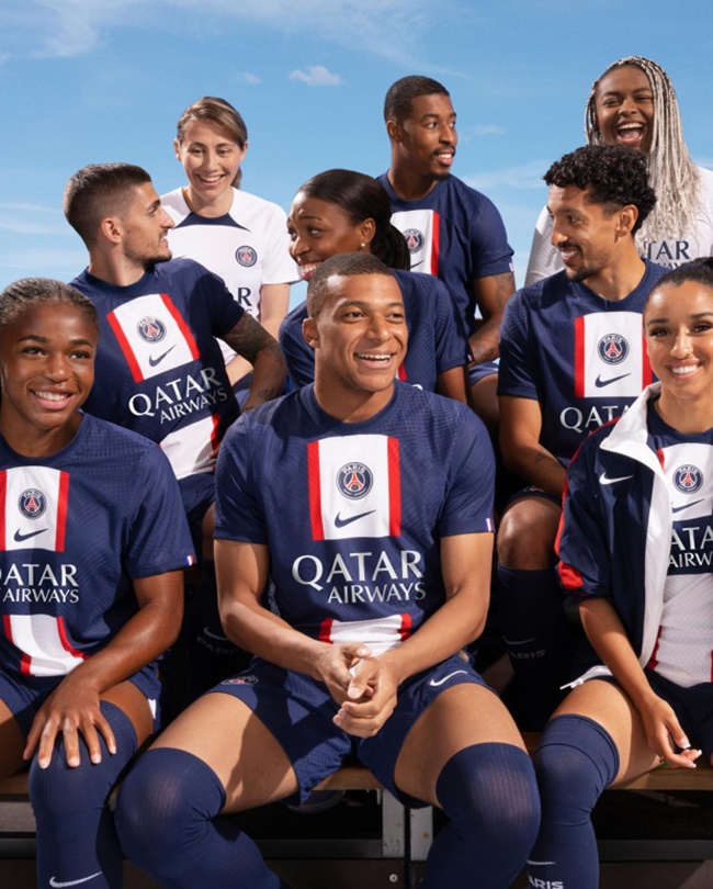 Lionel Messi poses in new PSG kit - Bóng Đá