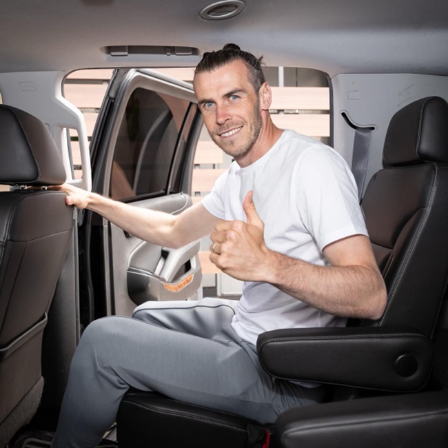 Bale rạng rỡ khi đặt chân đến Los Angeles - Bóng Đá