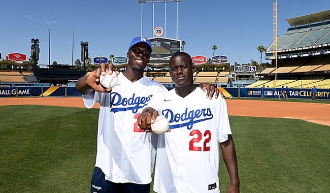 Các sao Chelsea ở tại sân vận động của LA Dodgers - Bóng Đá