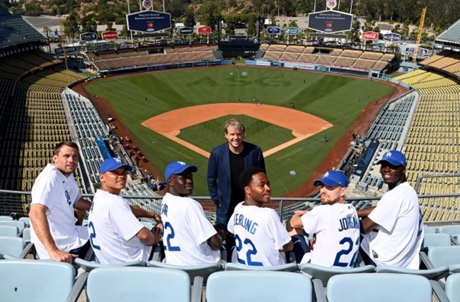 Các sao Chelsea ở tại sân vận động của LA Dodgers - Bóng Đá