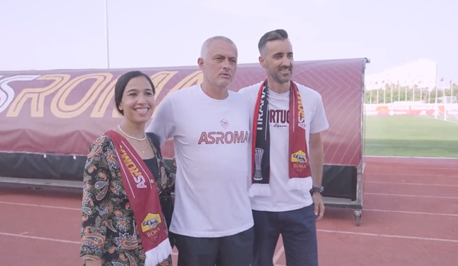 Fan Roma cầu hôn bạn gái trước mặt Mourinho - Bóng Đá