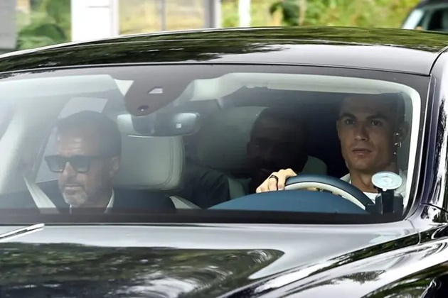 Cristiano Ronaldo arrives at Carrington for talks with Manchester United - Bóng Đá