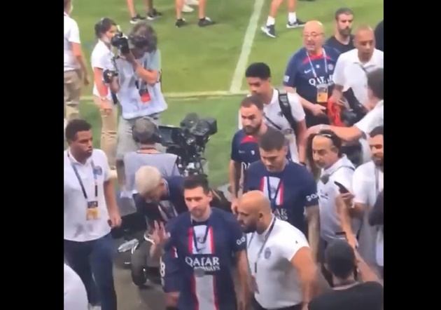 Messi gây chú ý với một NHM nhí - Bóng Đá