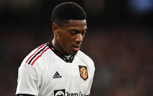 Martial dính chấn thương.