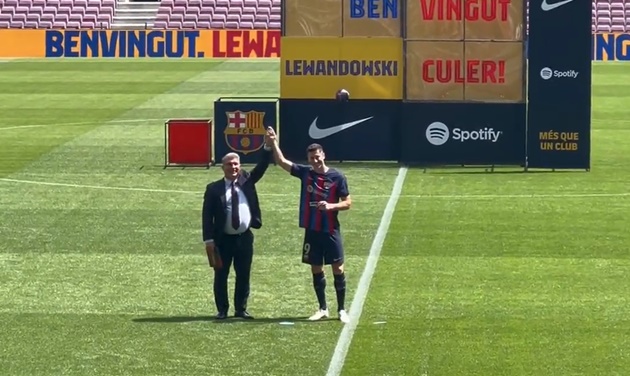 NHM Barca xếp hàng dài chờ đợi, Lewandowski ra mắt hoành tráng - Bóng Đá