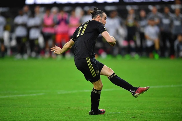 Bale solo ghi bàn từ giữa sân - Bóng Đá