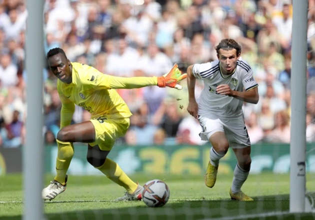 Mendy mắc sai lầm khiến Chelsea nhận bàn thua.