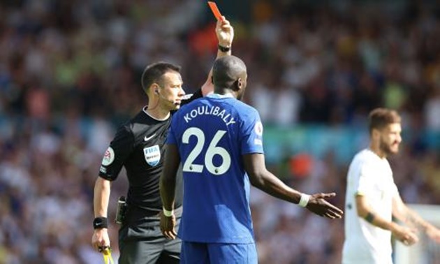 Koulibaly rời sân vì nhận 2 thẻ vàng.