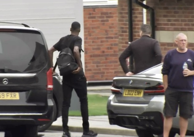 Alexander Isak arriving on Tyneside for his Newcastle United medical  - Bóng Đá