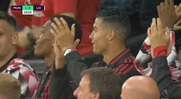 2 cái vỗ tay đánh dấu chuyển giao của Ronaldo - Bóng Đá